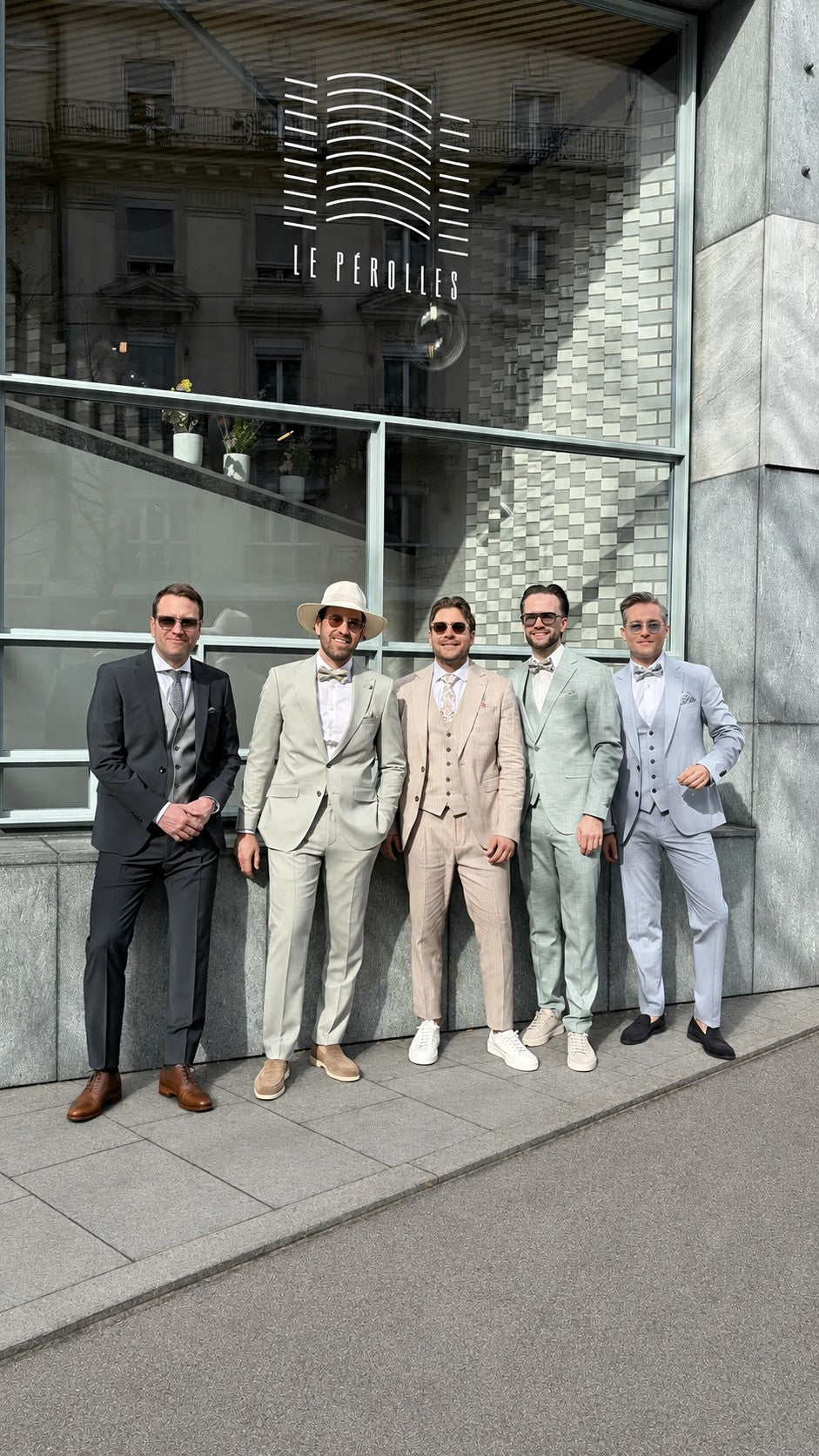 Invités et témoins en costumes devant Le Pérolles à Fribourg